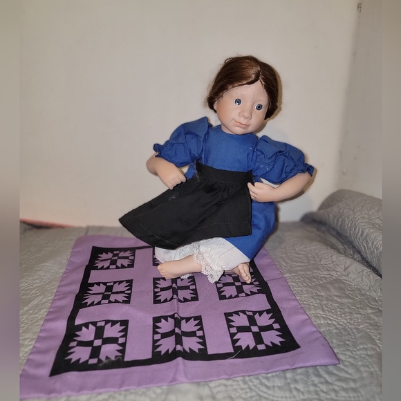 Ashton Drake Amish Blessings Rebeccah doll, includes 'quilt' - Picture 2 of 12